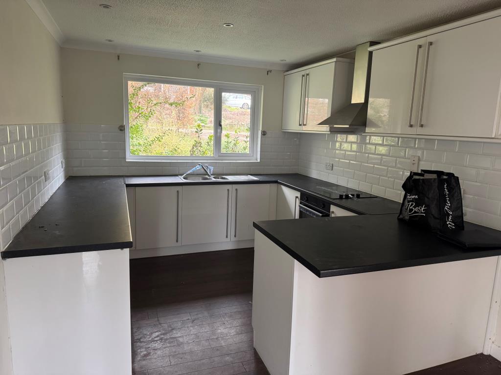 Lot: 142 - DETACHED BUNGALOW WITH STRUCTURAL MOVEMENT - The Kitchen at the Front of the Property